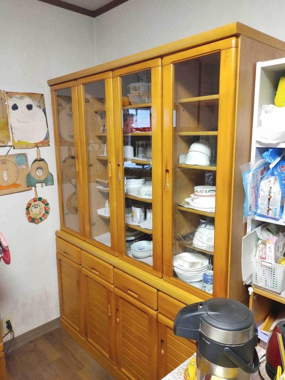 遺品整理に伴い食器棚や中身の食器、粗大ゴミ処分