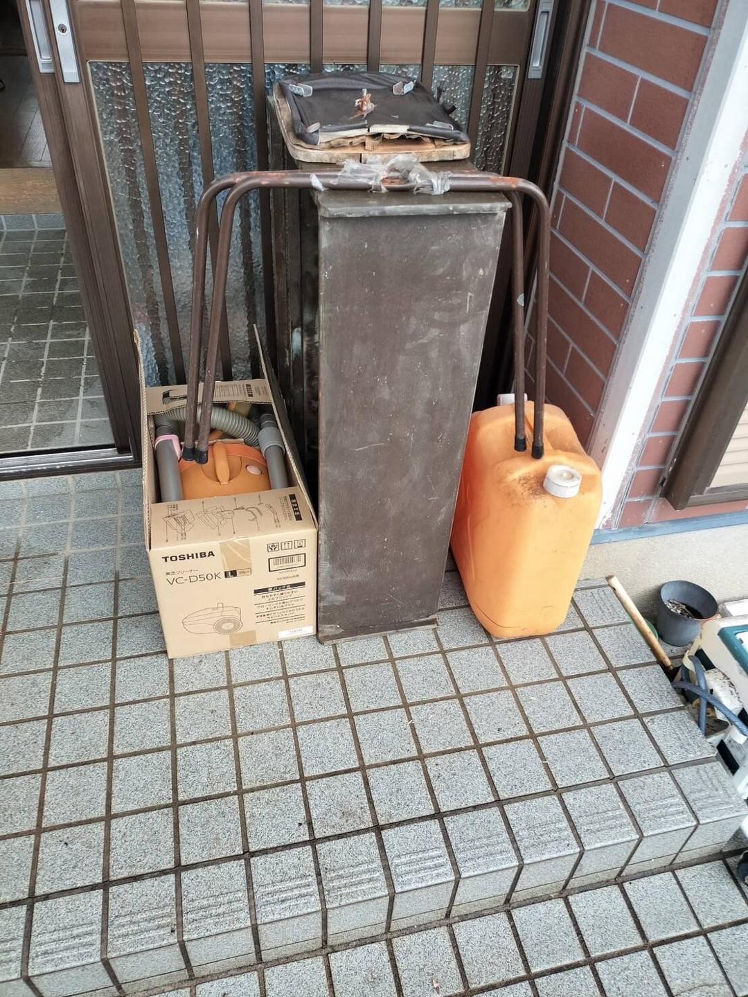 空き家、実家じまいの際に玄関前の荷物から処分