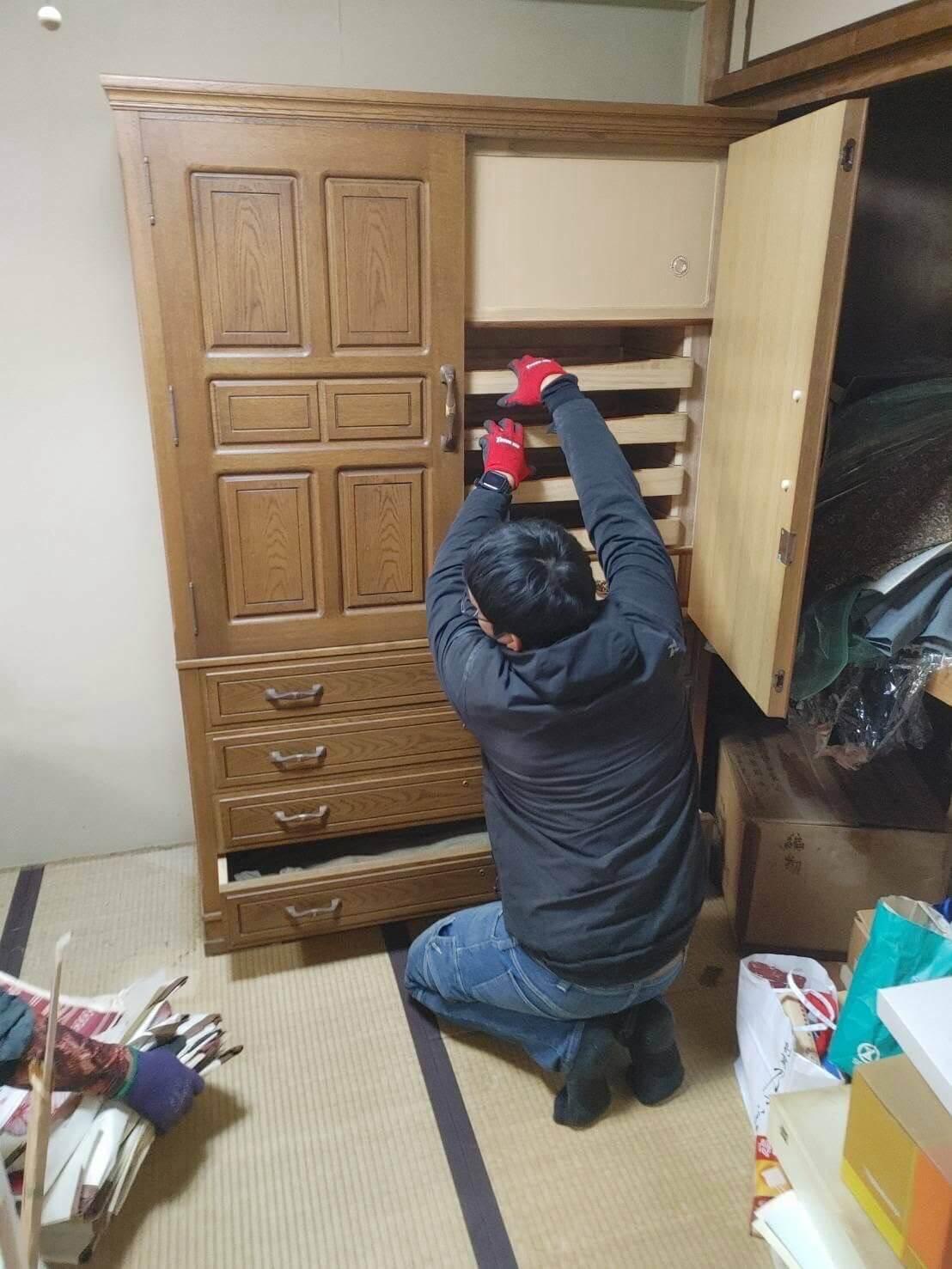 木材の収納タンスの解体と不用品回収