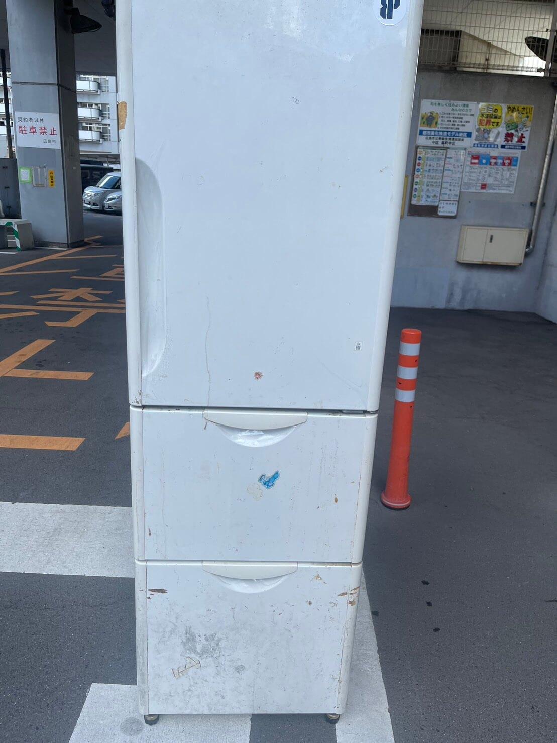 マンション6階から冷蔵庫運び出し回収