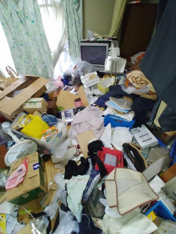 床が見えないゴミ屋敷を丁寧に片付け清掃