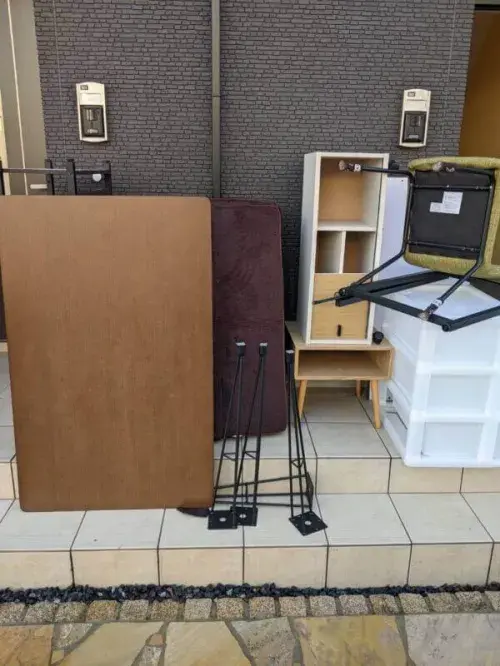テーブルやベッドなどの引越し不用品を当日回収