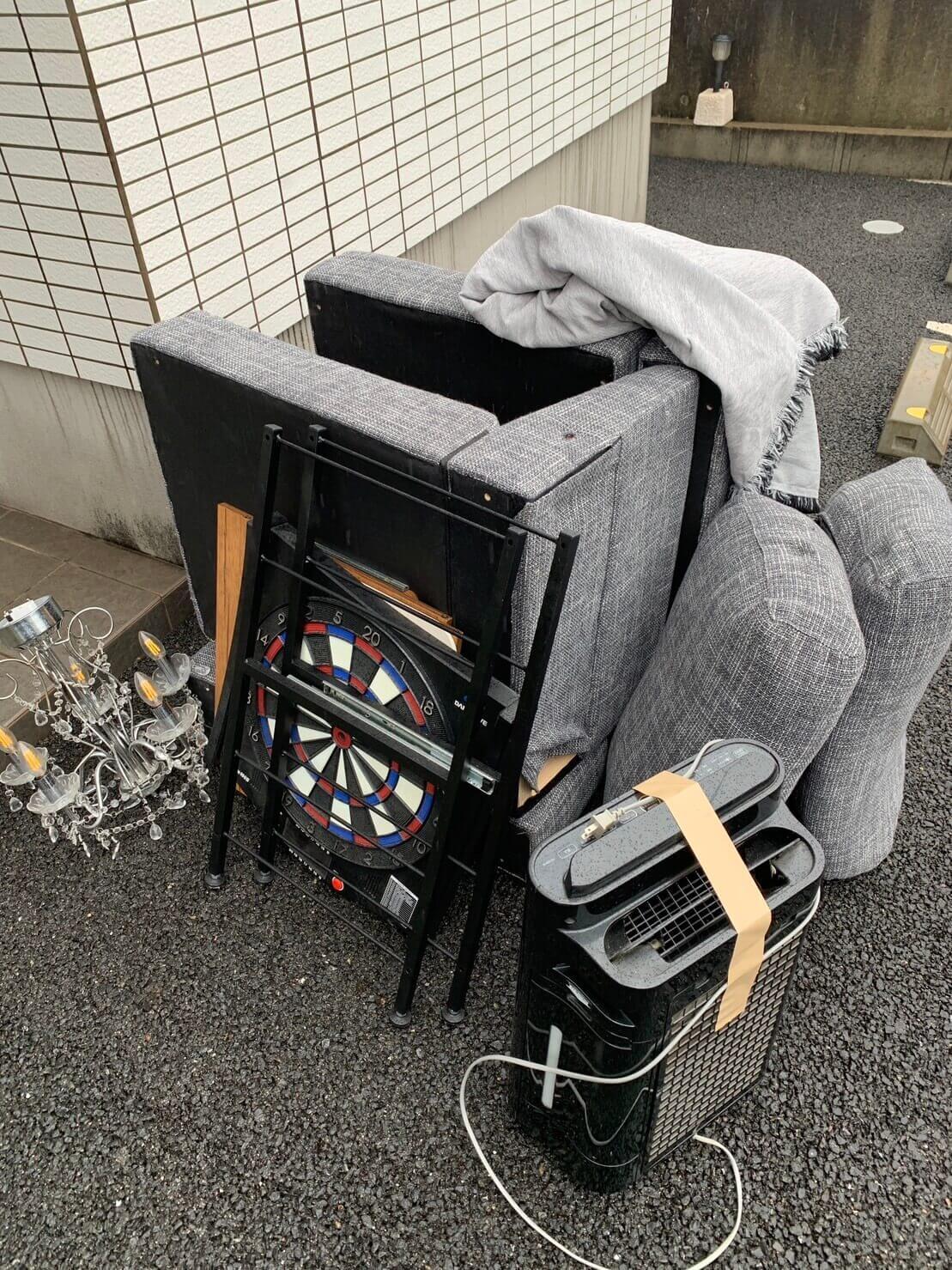 引っ越しに伴いリクライニングソファーとダーツの機械など回収