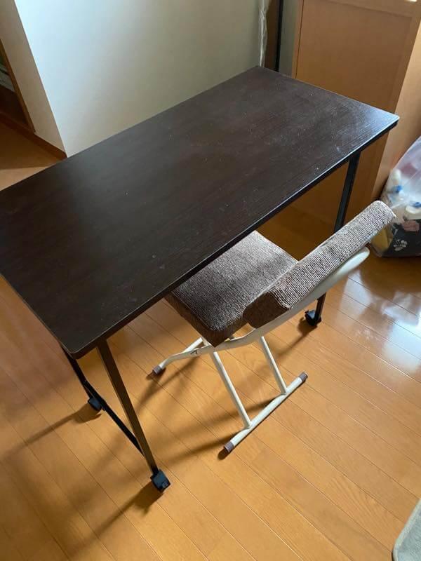 引っ越しに伴い作業机や本棚など回収
