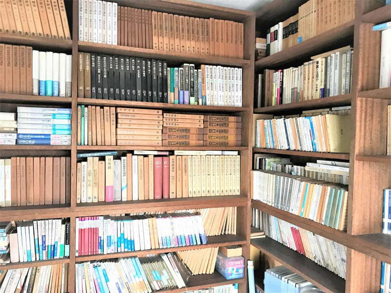 大量の書籍が並ぶ本棚