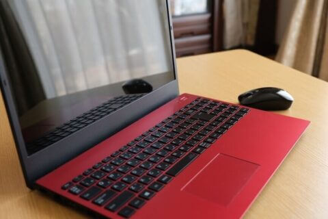 赤いWindowsノートパソコン
