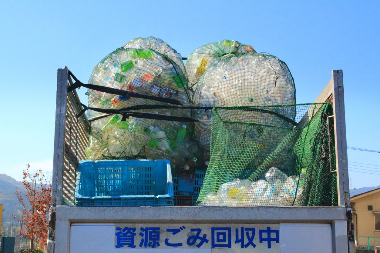 資源ごみ回収中