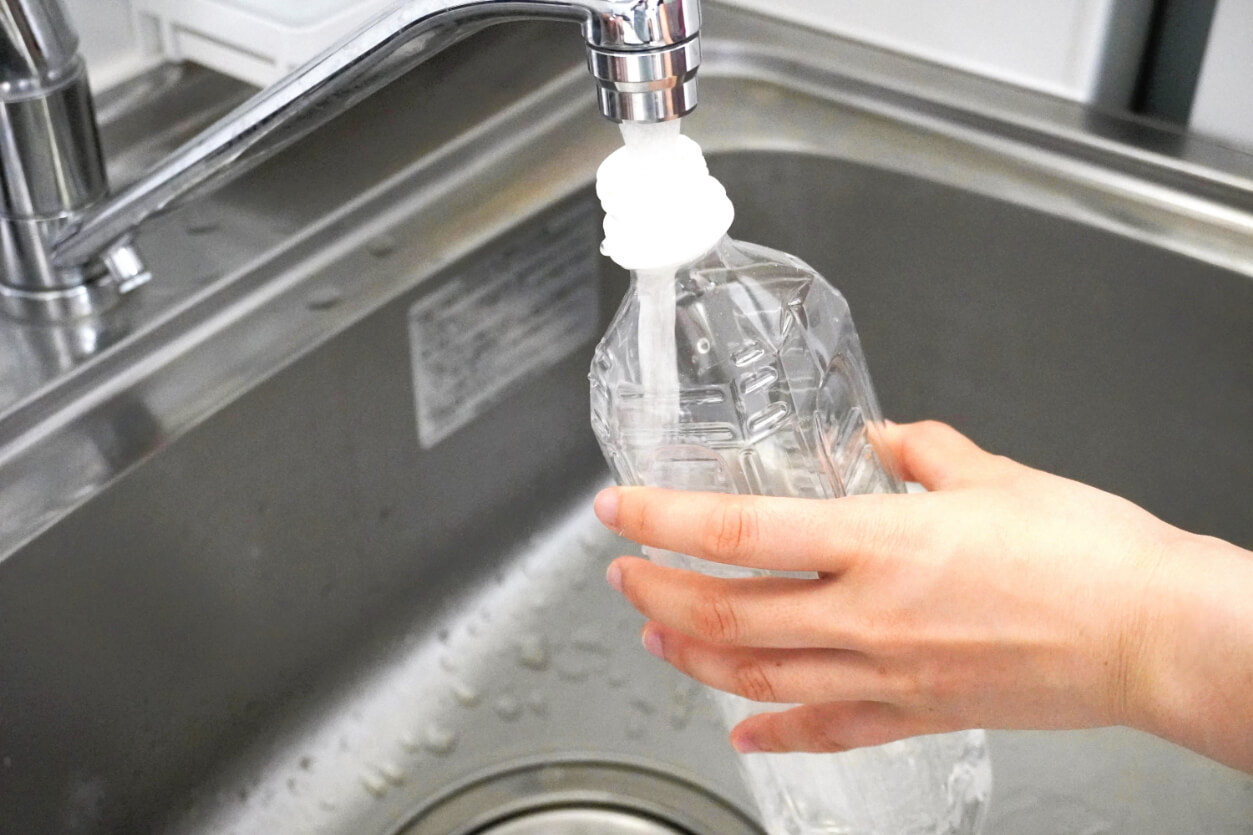 ペットボトルを洗う